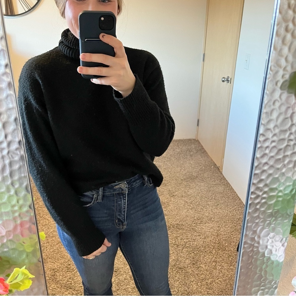 Women’s Black H&M High Turtle Neck Sweatshirt Size Small